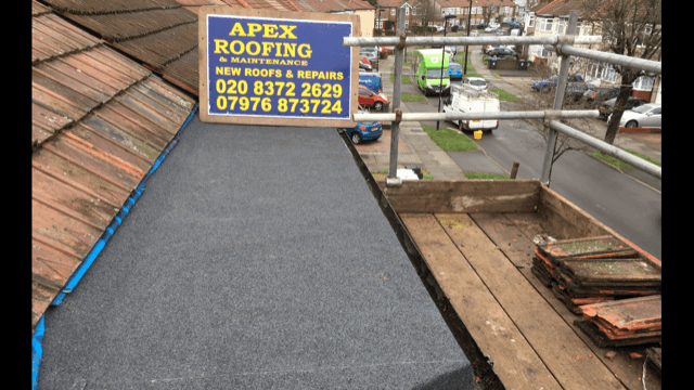 Finished flat roof with upgraded felt overlay system